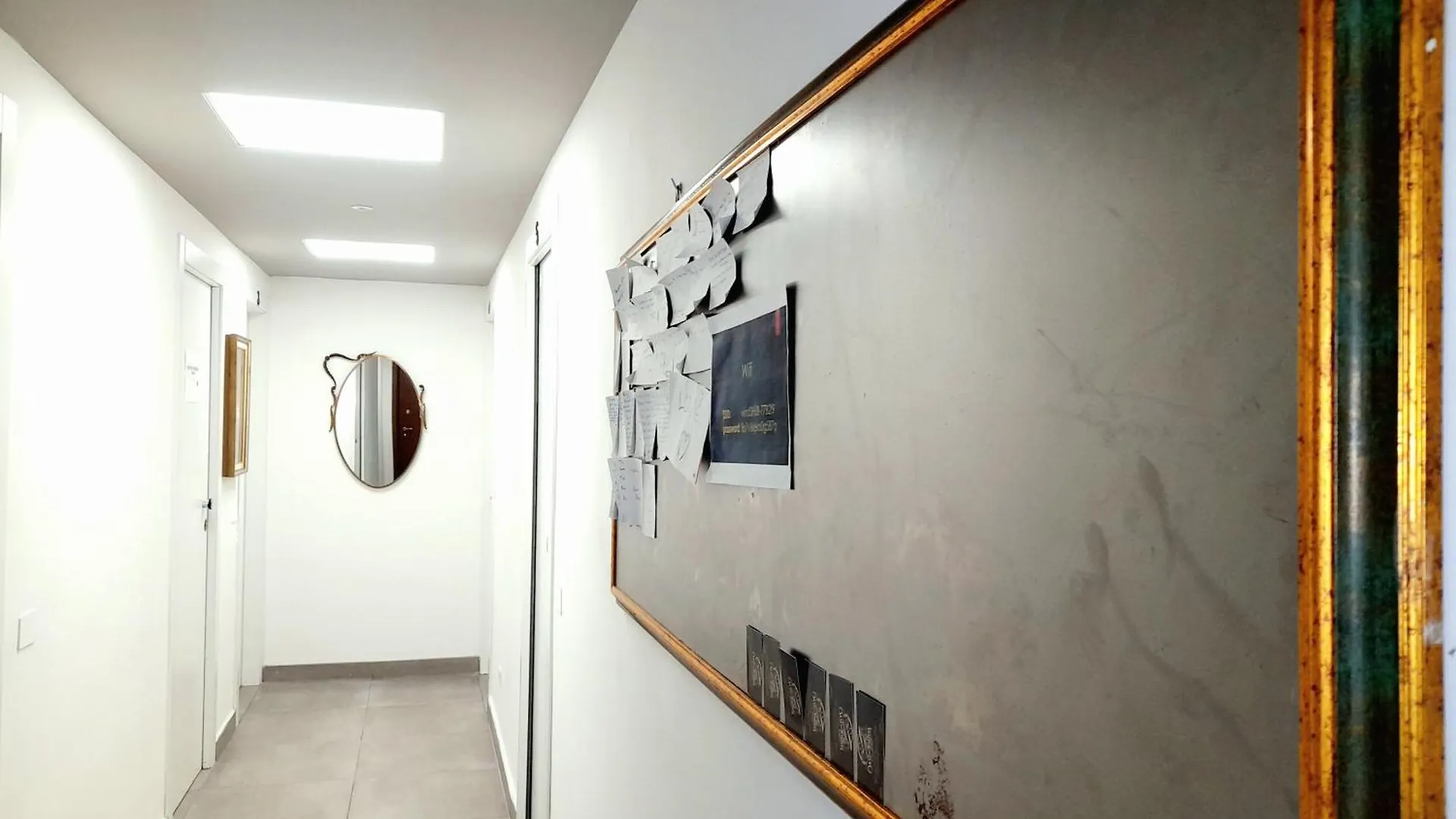 -L' Oasi Del Turista, Room 5- Central Station Private External Bathroom Milano 0*,  Italia