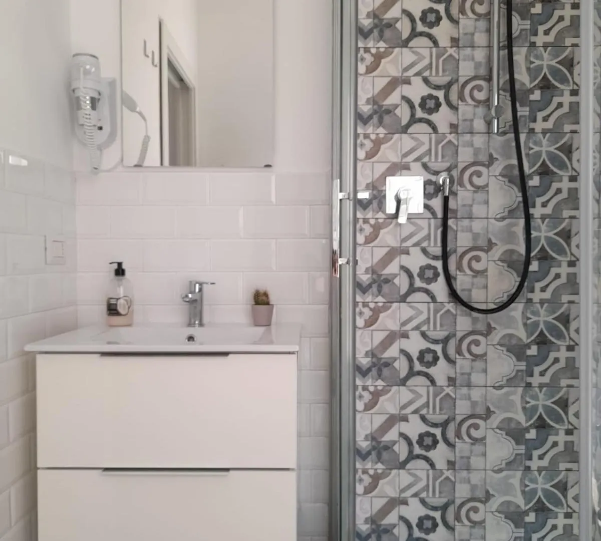 -L' Oasi Del Turista, Room 5- Central Station Private External Bathroom Milan 0*,
