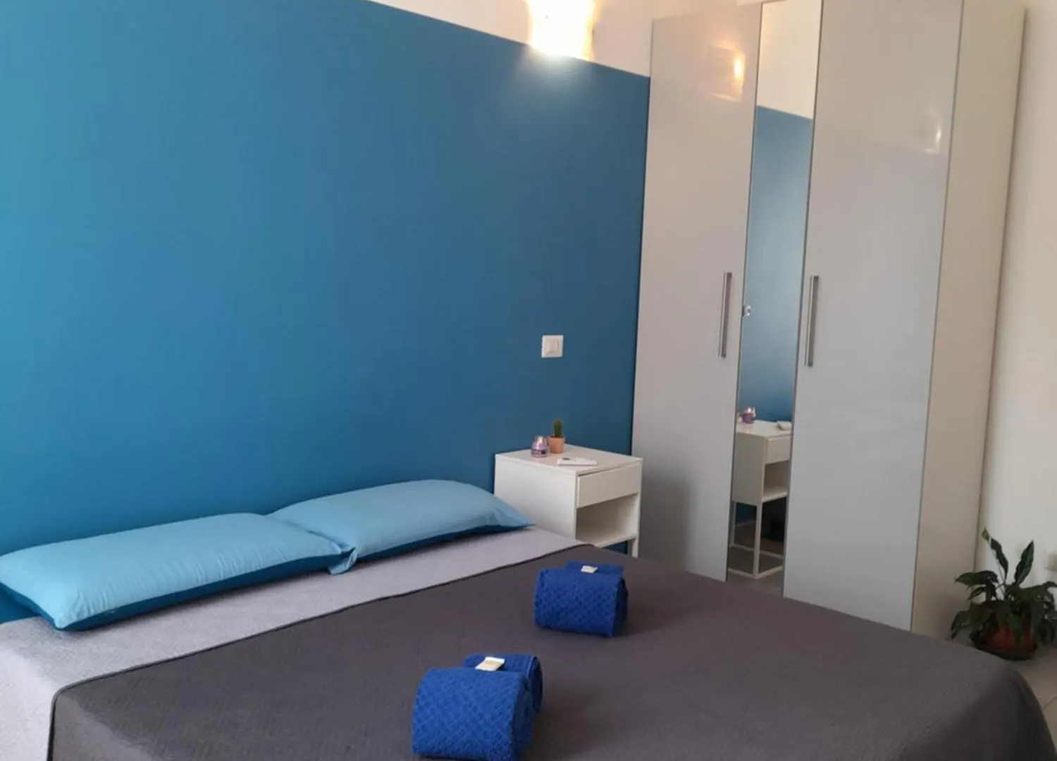 Guest house -L' Oasi Del Turista, Room 5- Central Station Private External Bathroom Milan